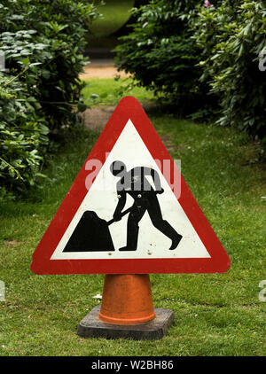 Ein Schild warnt vor den gefährlichen Bereich um Baum schneiden. Stockfoto