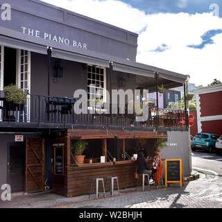 Kapstadt, Südafrika, 12. April 2019: Blick von der Straße: Bar und Restaurant Stockfoto