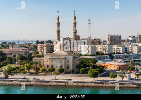 Suez, Ägypten - November 5, 2017: Eine ägyptische Moschee und maritime Hafen an der Stadt von Tawfiq (Vorort von Suez), eqypt am südlichen Ende der Suez können Stockfoto