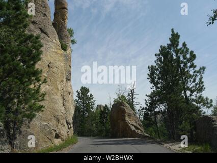 Kurvenreiche Straße schlängelt um unglaublichen Felsformationen entlang Nadeln Autobahn in South Dakota. Stockfoto