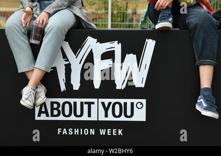 Berlin, Deutschland. 07 Juli, 2019. An über Sie Fashion Week im E-Werk, die Gäste sitzen auf dem Logo der Veranstaltung. Die Kollektionen für Frühjahr/Sommer 2020 wird in Berlin Fashion Week präsentiert werden. Foto: Jens Kalaene/dpa-Zentralbild/ZB/dpa/Alamy leben Nachrichten Stockfoto