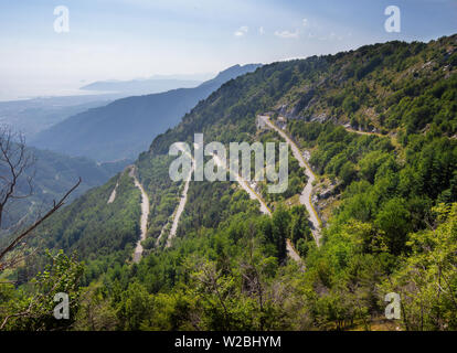Blick auf Zickzack Mountain Road mit Haarnadelkurven in die Apuanischen Alpen, Alpi Apuane, in der Nähe des Vestito Pass. Über Massa Carrara, Italien. Weniger gereist. Stockfoto