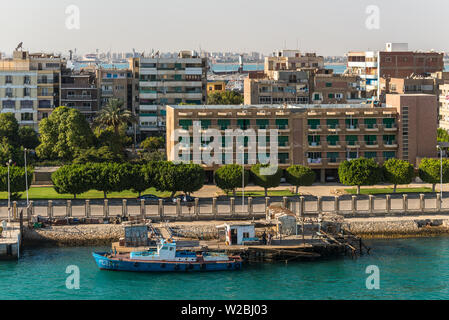 Port Tawfiq, Ägypten - November 5, 2017: Gebäude am Ufer des Suezkanals in Port Tawfiq (Tawfik) in der Nähe von Suez. Die Suez Hafen ist ein ägyptischer Port l Stockfoto