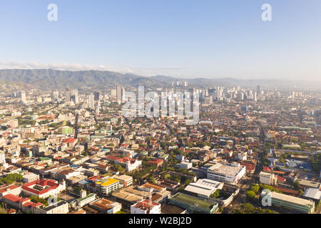 Stadtbild in den Morgen. Die Straßen und Häuser der Stadt Cebu, Philippinen, Ansicht von oben. Panorama der Stadt mit Häusern und Business Center. Stockfoto