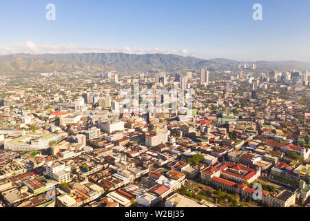 Stadtbild in den Morgen. Die Straßen und Häuser der Stadt Cebu, Philippinen, Ansicht von oben. Panorama der Stadt mit Häusern und Business Center. Stockfoto