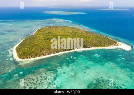 Patongong Insel, Palawan, Philippinen. Tropische Insel mit Palmen und weißem Sand. Atoll mit einer grünen Insel, Ansicht von oben. Stockfoto