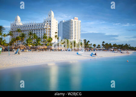 Karibik, Niederländische Antillen, Aruba, Palm Beach, Blick Richtung Hotel Riu Palace Stockfoto