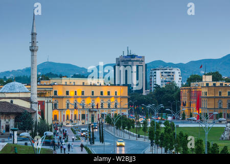 Albanien, Tirana, Skanderbeg Platz, Erhöhte Ansicht, Dämmerung Stockfoto