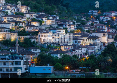 Albanien, Berat, osmanischen Gebäuden, Morgendämmerung Stockfoto