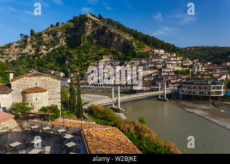 Albanien, Berat, Osumi Fluss Fußgängerbrücke und osmanischen Bauten, dawn Stockfoto