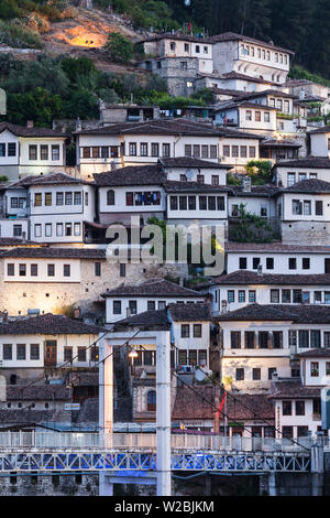 Albanien, Berat, Osumi Fluss Fußgängerbrücke und osmanischen Bauten, dawn Stockfoto