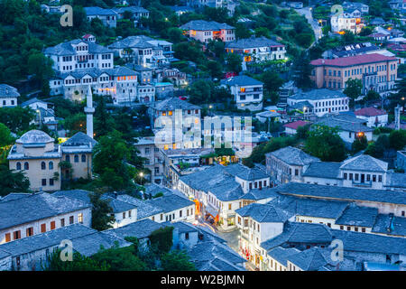 Albanien, Gjirokastra, erhöhten Stadt-Blick von der Burg, Dämmerung Stockfoto