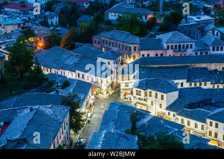 Albanien, Gjirokastra, erhöhten Stadt-Blick von der Burg, Dämmerung Stockfoto