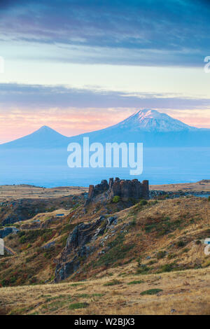 Armenien, Pasardschik, Yerevan, Amberd Festung entfernt an den Hängen des Berges Aragats, mit dem Berg Ararat in der Ferne Stockfoto