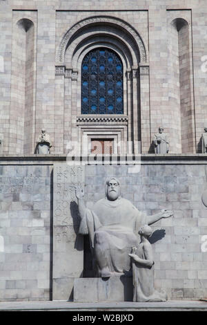 Armenien, Yerevan, Matenadaran, Statue von Mashtots Lehre seine Alphabet zu einem sisciple infront der armenischen Handschriften Musuem Stockfoto