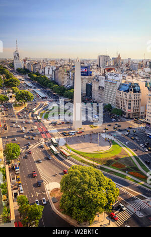 Argentinien, Buenos Aires, der Avenida 9 de Julio und Obelisk Stockfoto