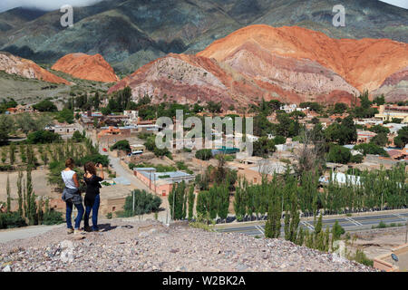 Argentinien, Salta, Quebrada de Purmamarca (UNESCO-Welterbe), Stadt und Cerro de Los Siete Colores Berg Stockfoto