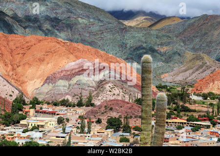 Argentinien, Salta, Quebrada de Purmamarca (UNESCO-Welterbe), Stadt und Cerro de Los Siete Colores Berg Stockfoto