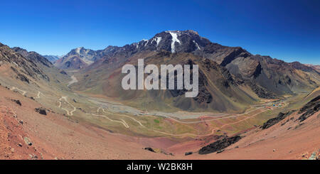 Argentinien, Mendoza, Ruta 7, die kurvenreiche Straße auf dem Weg zu Christus, dem Erlöser, Staute, Grenze zwischen Argentinien und Chile Stockfoto