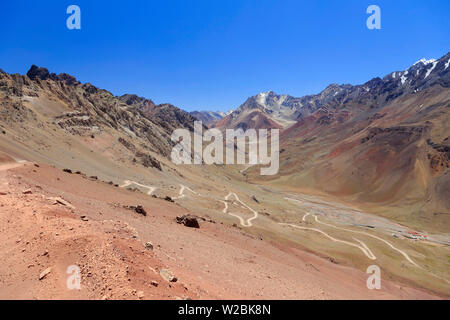 Argentinien, Mendoza, Ruta 7, die kurvenreiche Straße auf dem Weg zu Christus, dem Erlöser, Staute, Grenze zwischen Argentinien und Chile Stockfoto