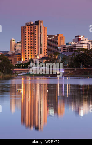 Australien, South Australia, Adelaide, Skyline vom Lake Torrens, tagsüber, abends Stockfoto