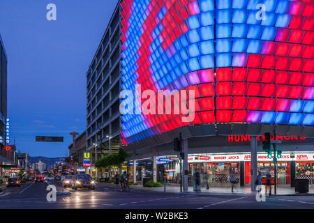 Australien, South Australia, Adelaide, Rundle Street, The Rundle Lantern, LED Panel Board, Abend Stockfoto