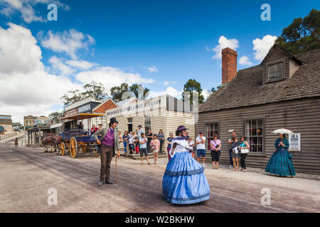 Australien, Victoria, VIC, Ballarat Sovereign Hill, neu der 1860er Jahre-Ära Goldbergbau Township, Blick auf die Stadt Stockfoto