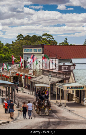 Australien, Victoria, VIC, Ballarat Sovereign Hill, neu der 1860er Jahre-Ära Goldbergbau Township, Blick auf die Stadt Stockfoto