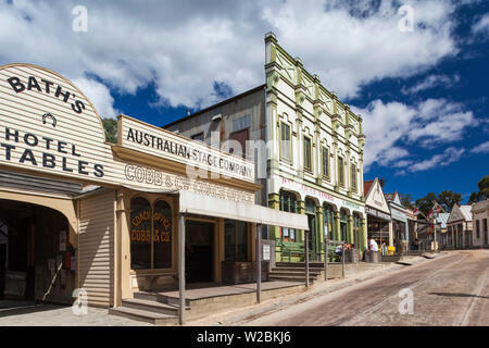 Australien, Victoria, VIC, Ballarat Sovereign Hill, neu der 1860er Jahre-Ära Goldbergbau Township, Blick auf die Stadt Stockfoto