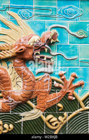 Australien, Victoria, VIC, Bendigo, Golden Dragon Museum und Gärten, Museum der chinesischen Einwanderer leben, Drachen keramischen Wandfliesen Kunst Stockfoto