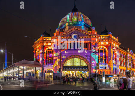 Australien, Victoria, Melbourne, VIC, Bahnhof Flinders Street, beleuchtet mit projizierten Laser Designs, White Nights Festival Stockfoto