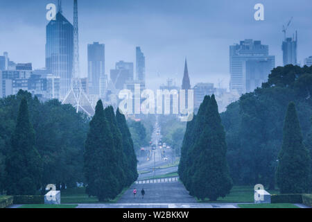 Australien, Victoria, Melbourne, VIC, Skyline aus dem Heiligtum der Remebrance in der Kings Domain, morgen Stockfoto