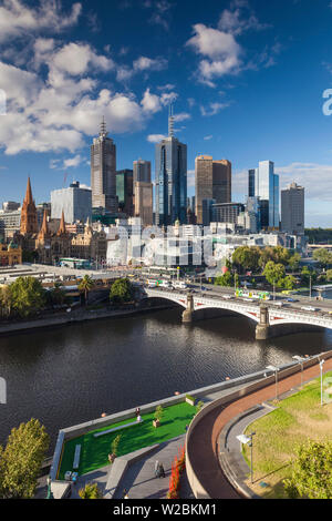 Australien, Victoria, Melbourne, VIC Skyline mit Yarra River und Prinzessin-Brücke, erhöhte am späten Nachmittag, Ansicht Stockfoto