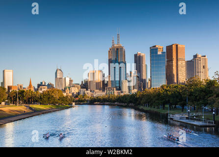 Australien, Victoria, Melbourne, VIC Skyline entlang Yarra River, morgen Stockfoto