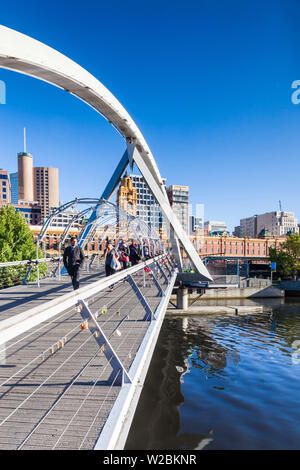 Australien, Melbourne, Victoria, VIC Yarra River-Brücke und Skyline, morgen Stockfoto