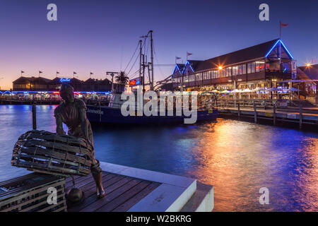 Australien, Westaustralien, Freemantle, Boot, Hafen, Abend mit Fischer's Memorial Skulptur von Greg James und Jon Tarry Stockfoto