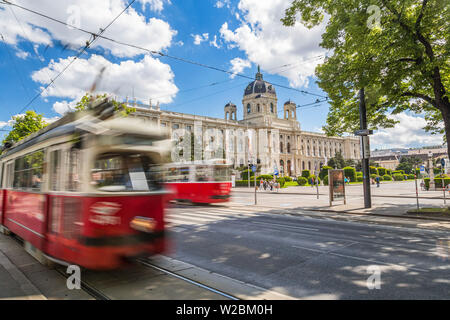 Straßenbahnen vor der Kunsthistorischen, Historisches Museum, Wien, Österreich Stockfoto
