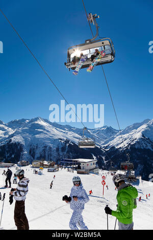 Europa, Österreich, Tirol. St. Anton am Arlberg, schnell modernen Sessellift Stockfoto