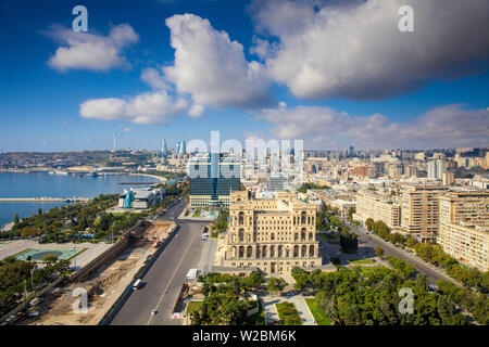 Aserbaidschan, Baku, Blick auf die Stadt in Richtung Government House, Hotel Hilton, die Baku Business Center auf der Bulvur - am Wasser suchen, in der Ferne sind Flamme Türme und Fernsehturm Stockfoto