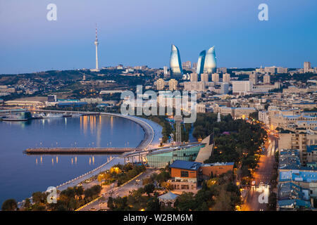 Aserbaidschan, Baku, Blick auf die Stadt Blick auf die Baku Business Center auf der Bulvur - Waterfront in der Ferne sind Flamme Türme und Fernsehturm Stockfoto