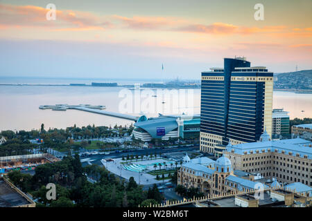 Aserbaidschan, Baku, Blick auf Baku gegen das Hilton Hotel, Park Bulvar Einkaufszentrum und Baku Bay Stockfoto