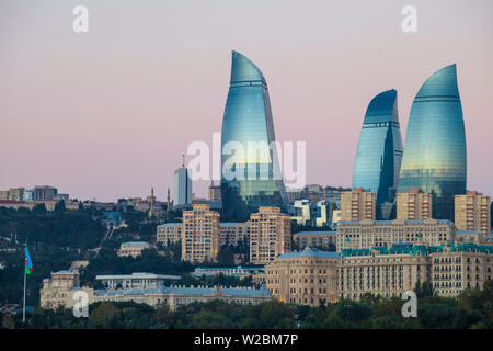 Aserbaidschan, Baku, Blick auf die Flamme Türme in der Morgendämmerung Stockfoto