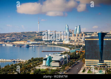 Aserbaidschan, Baku, Blick auf die Stadt in Richtung Hilton Hotel, Park Bulvar Shopping Mall, Baku Business Center auf der Bulvur - am Wasser, in der Ferne suchen Flamme Türme und Fernsehturm Stockfoto