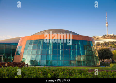 Aserbaidschan, Baku, Internationale Mugham Center mit TV Turm im Hintergrund Stockfoto