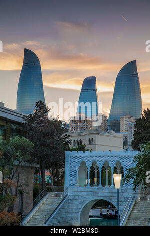 Aserbaidschan, Baku, Brücke an Venecia Restaurant und Flamme Towers Stockfoto