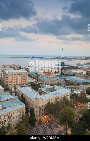 Aserbaidschan, Baku, Blick auf die Stadt über Fountain Square auf der Suche nach Baku Crystal Hall, wo die 2012 Eurovision Song Contest abgehalten - und der weltweit zweitgrößte Flag mast Stockfoto