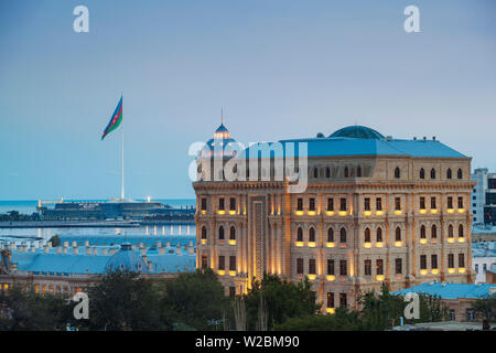 Aserbaidschan, Baku, Blick über die Altstadt in Richtung des Four Seasons Hotel in Baku Crystal Hall im Hintergrund Stockfoto