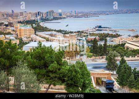 Aserbaidschan, Baku, Blick auf die Seilbahn und Baku Bay l Stockfoto