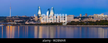 Aserbaidschan, Baku, Blick auf die Flamme Türme im Kaspischen Meer widerspiegeln Stockfoto