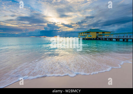 Karibik, Barbados, Bridgetown, Carlisle Bay, Kiesel Strand bei Sonnenuntergang Stockfoto